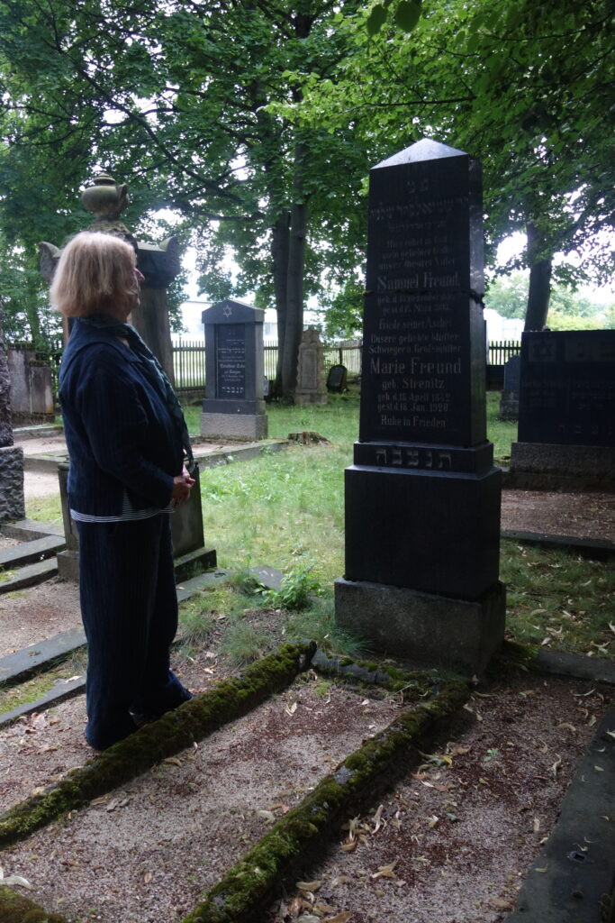 2021-07-25_Fuehrung-juedischer-Friedhof-mit-Claudia-Hiller_01-683x1024