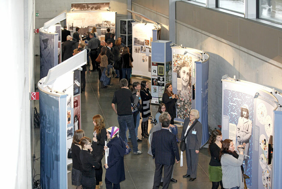 b2ap3_large_Ausstellung_gesamt_DEINE_ANNE_COPY_Anne_Frank_Zentrum_Mandy_Kloetzer-940x632
